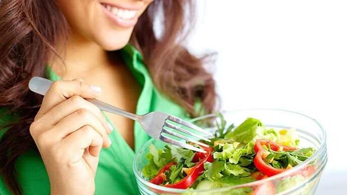 The girl who eats vegetable salad on a protein diet
