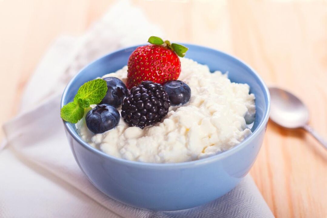 curd with berries for a gluten-free diet