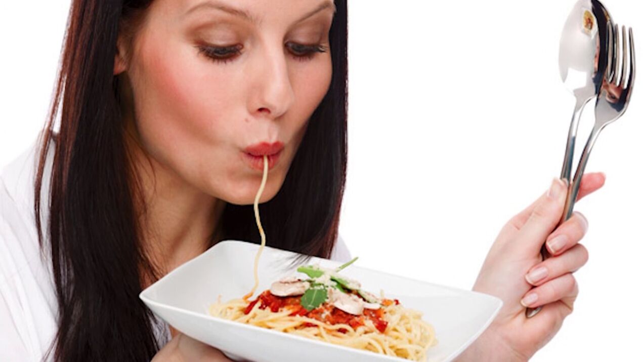 woman eating spaghetti to weaken belly