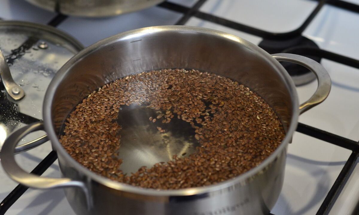 One of the options to eat flax seeds is a decoction